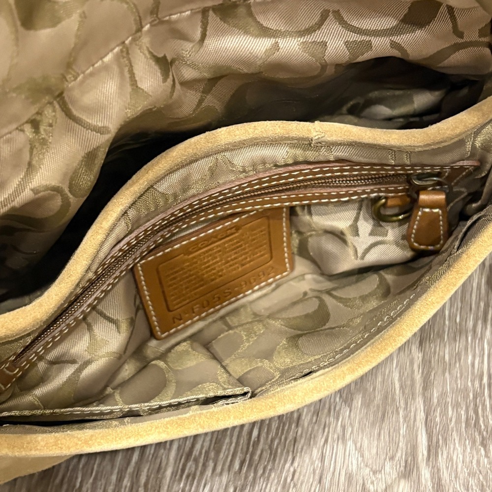 VTG 00s Coach Soho Tan Suede Leather Flap Shoulder Bag Buckle 9692 Sufflette Y2K - Picture 13 of 13